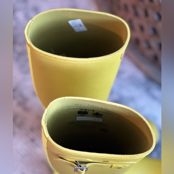 Hunter rain boots, lime green, size US 7M - Picture 2 of 6